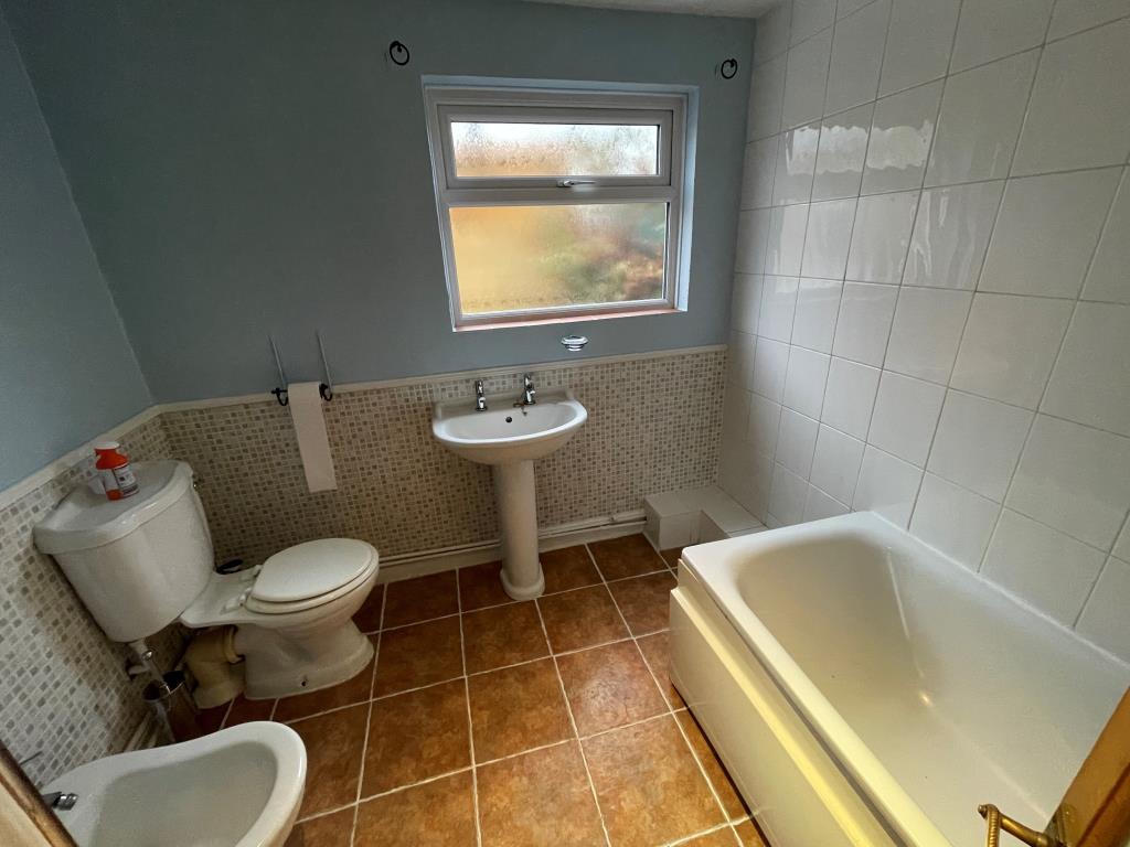 Lot: 31 - THREE-BEDROOM TERRACED HOUSE - Bathroom with four piece suite